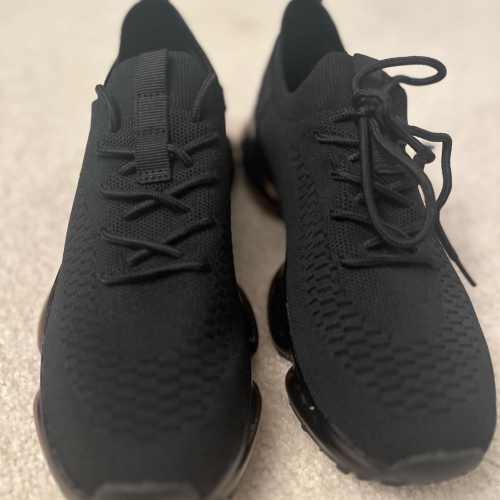 La Sheehan Black Women’s Fashion Sneaker (NEW)